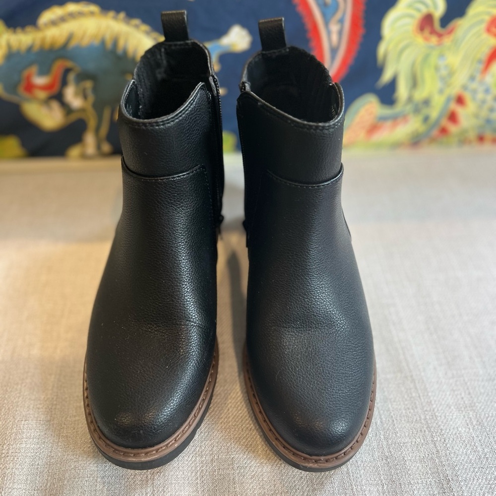 Black (ankle) booties w/ side zip.